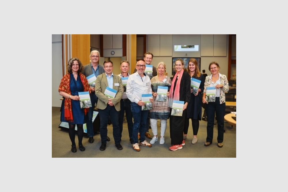 Blaue, gr&uuml;ne und graue Strukturen kombinieren